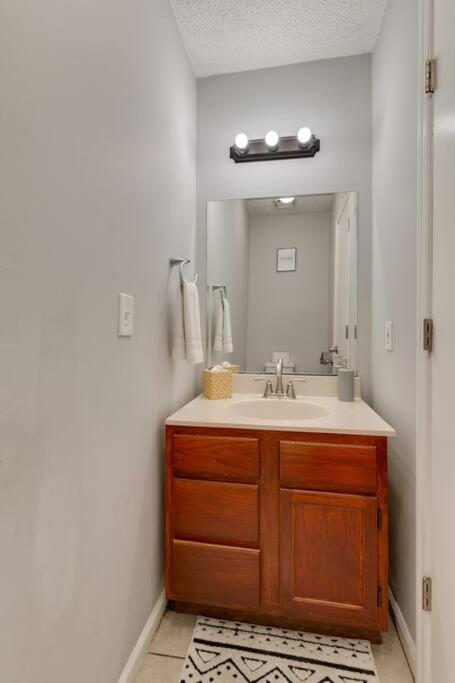Lovely 2 Bdr Condo With Balcony 2M To Broadway 내슈빌 외부 사진